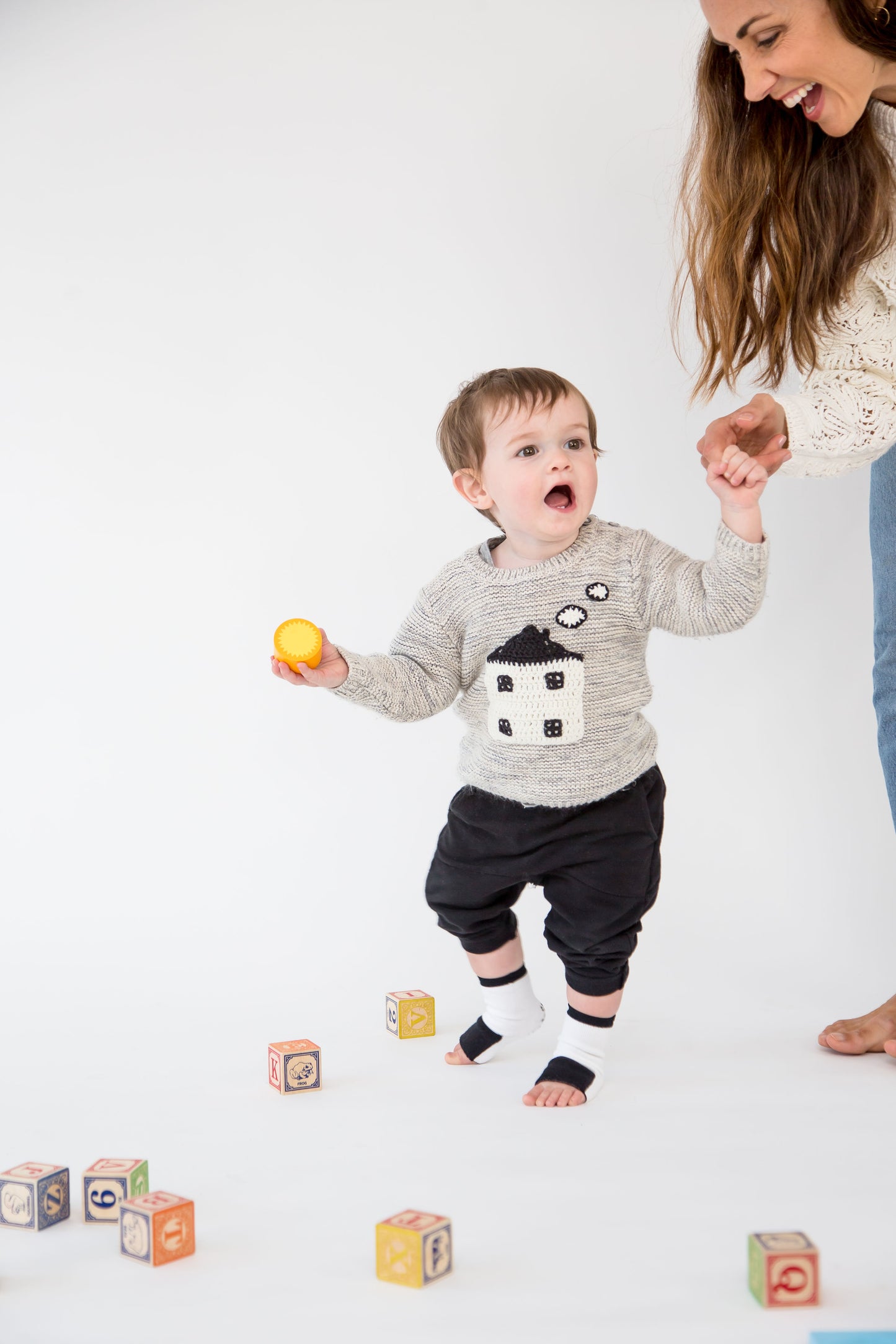 Baby gripper seamless socks - White/Black for early walkers