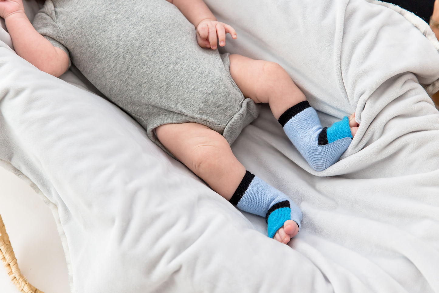 Newborn cotton socks - Blue that allow you to cover or uncover toes