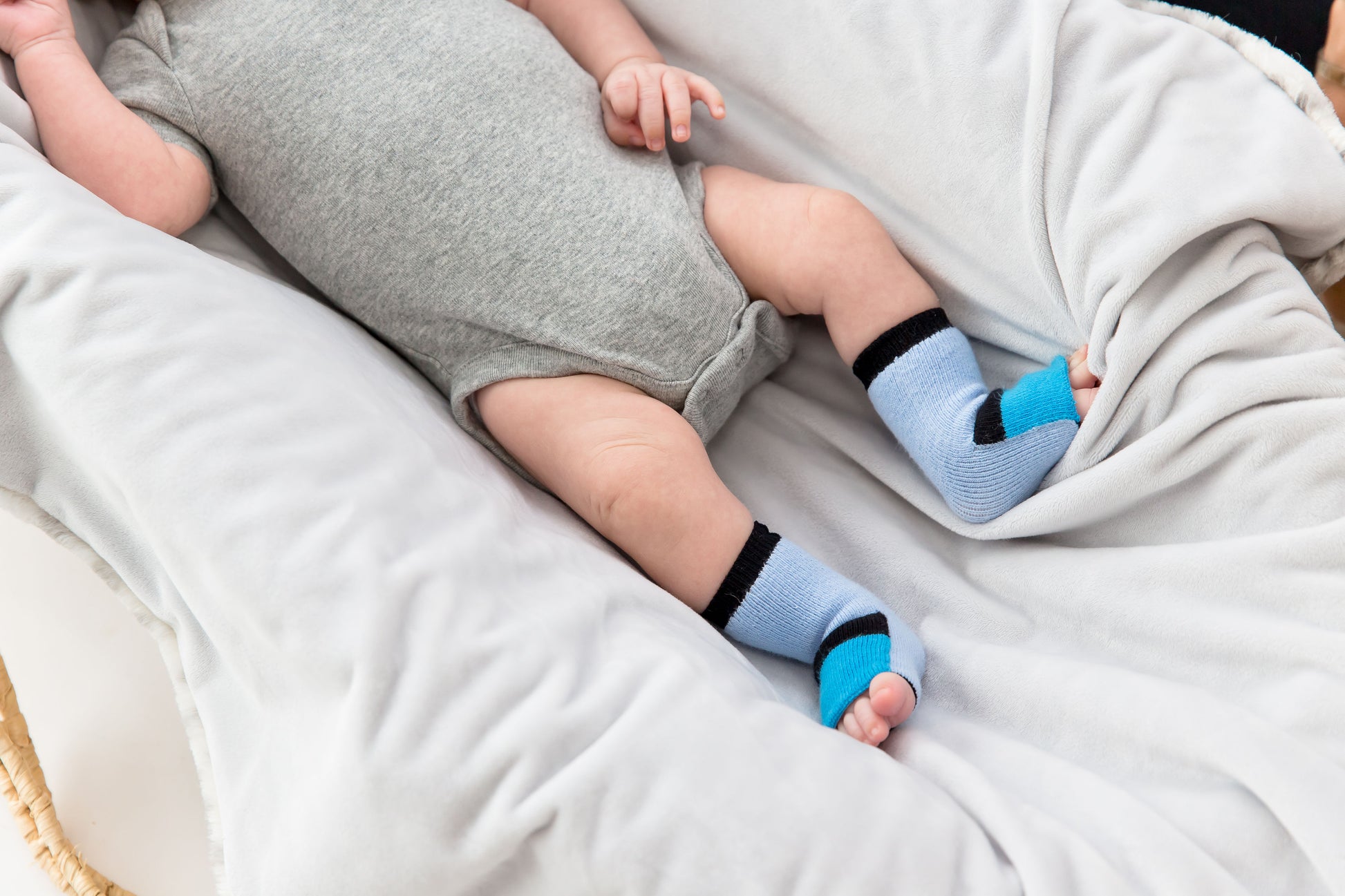 Newborn cotton socks - Blue that allow you to cover or uncover toes