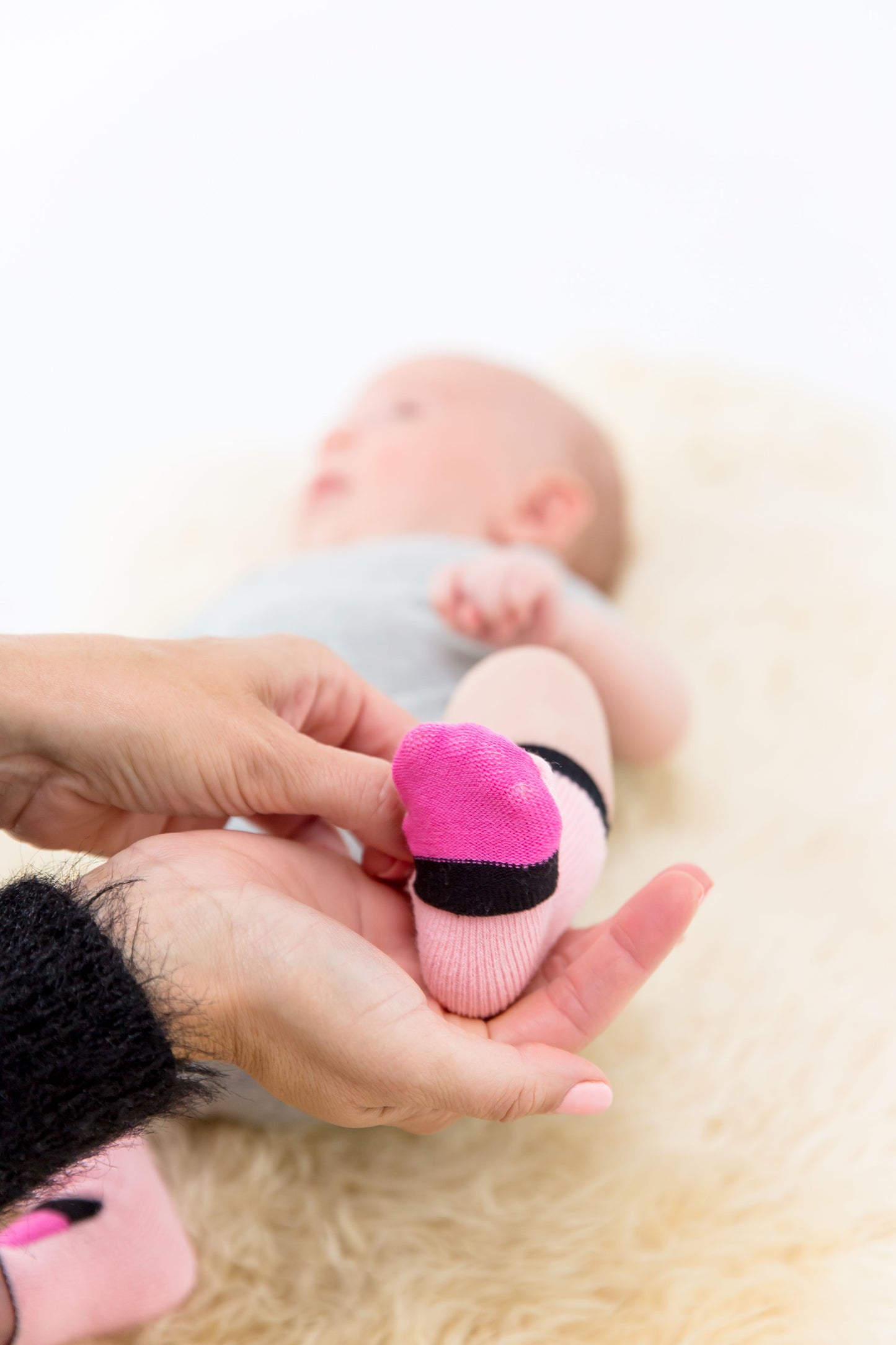 Peekaboo Newborn cotton socks - Pink that allow you to cover or uncover toes