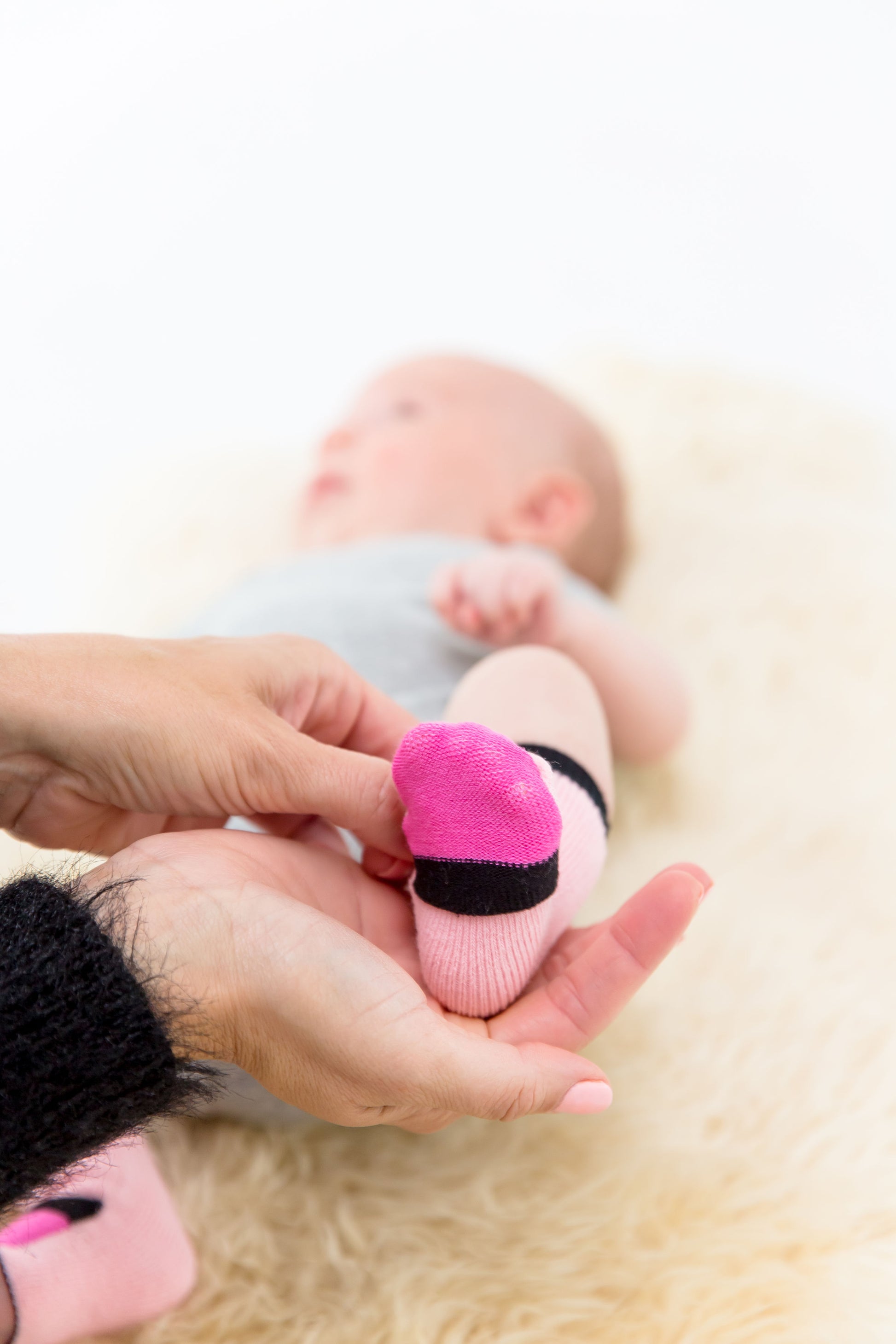 Peekaboo Newborn cotton socks - Pink that allow you to cover or uncover toes