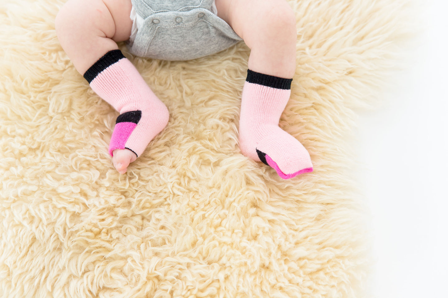 Peekaboo Newborn cotton socks - Pink that allow you to cover or uncover toes