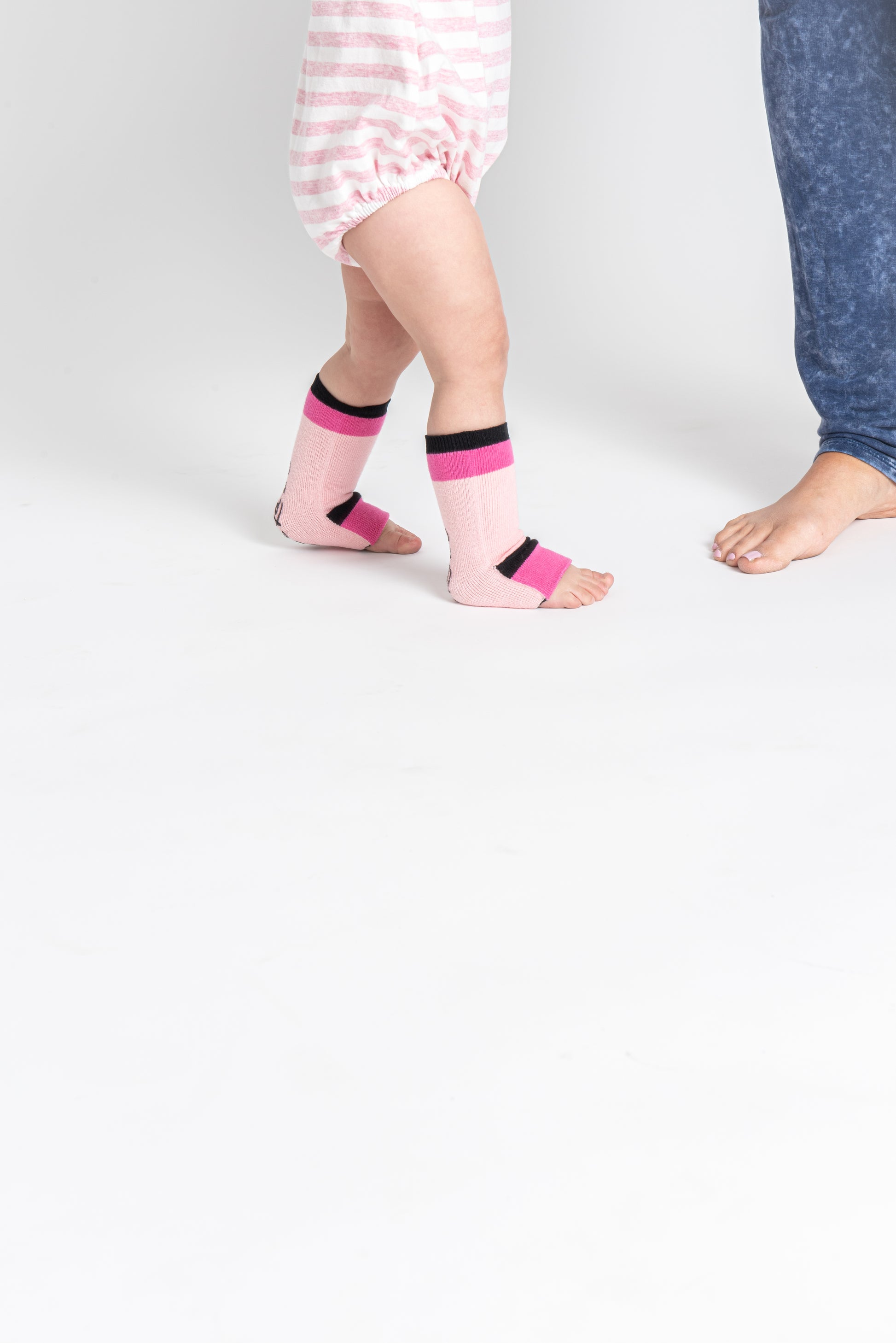 Baby gripper seamless socks - Pink for early walkers